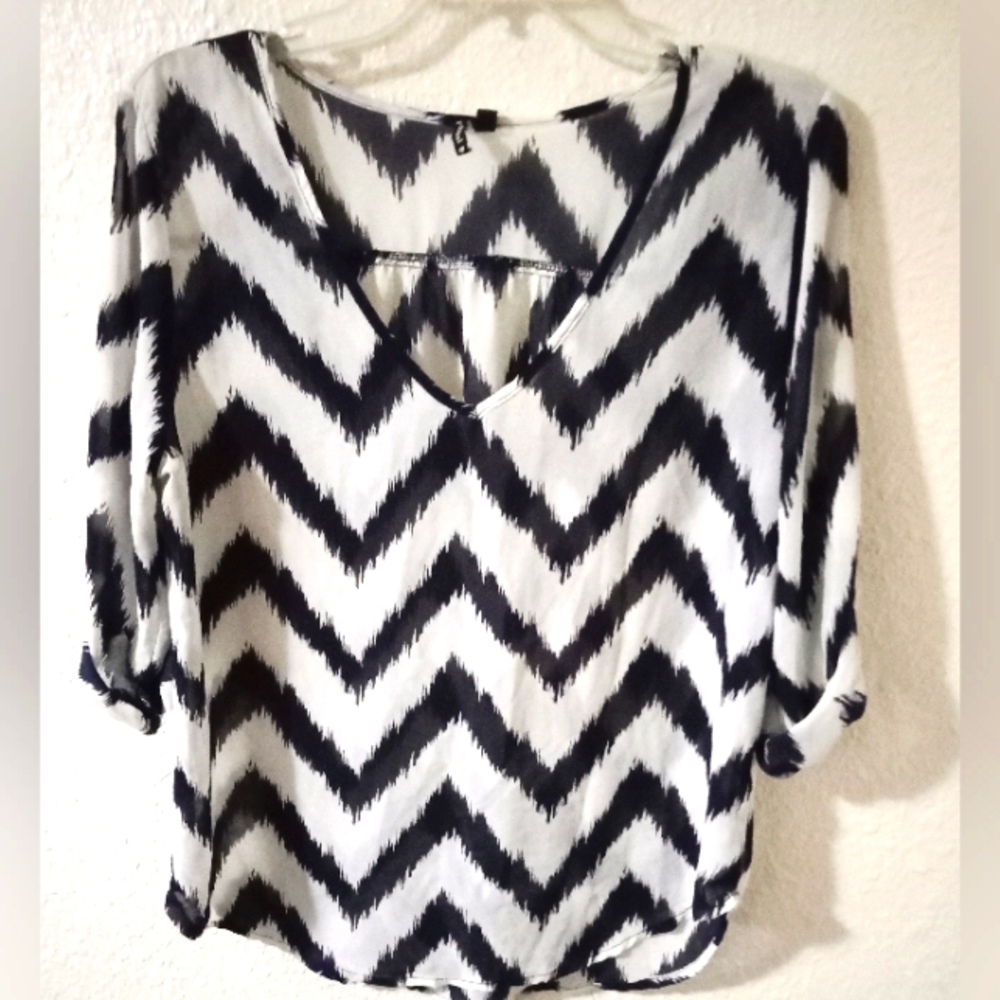 heart soul Woman's Navy/Off White Chevron Blouse Size Large